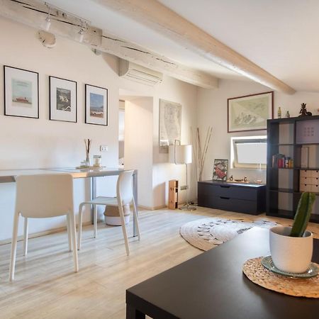 Stunning Top Floor Flat In The Heart Of เวโรนา ภายนอก รูปภาพ