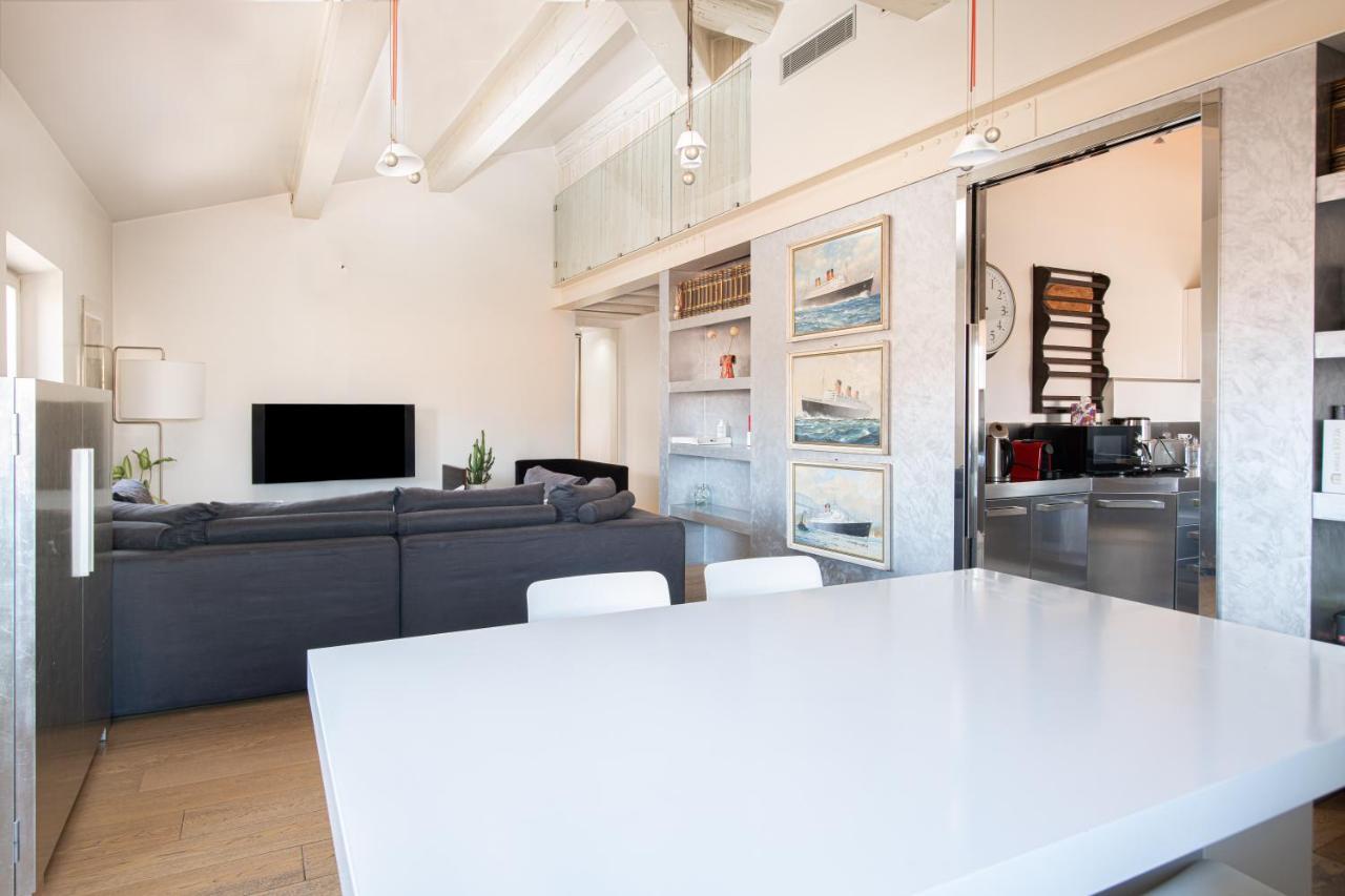 Stunning Top Floor Flat In The Heart Of เวโรนา ภายนอก รูปภาพ