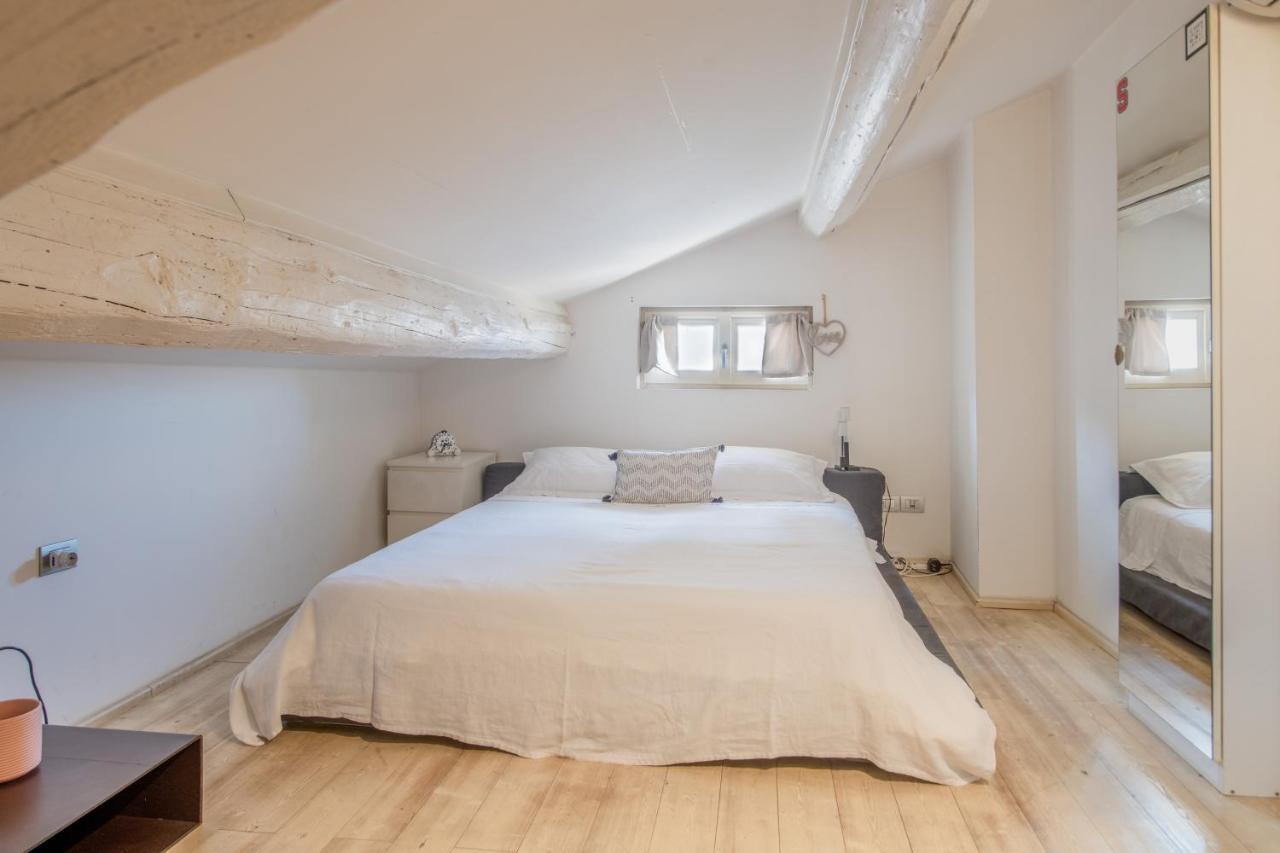 Stunning Top Floor Flat In The Heart Of เวโรนา ภายนอก รูปภาพ
